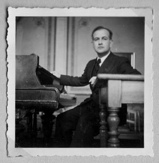Artur Reichow am Klavier, vermutlich 1930er Jahre (Scan 2010)