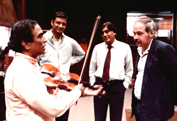 Lalgudi G. Jayaraman (links), zwei Angehörige der Indischen Botschaft und Jan Reichow (rechts) - Analogphoto © Jacques Lipschitz 1982 - (50K)